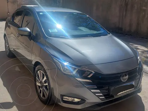 Nissan Versa Advance Aut usado (2024) color Gris Oscuro precio $33.000.000