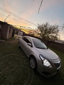 Nissan Versa Sense usado (2015) color Gris precio $13.000.000