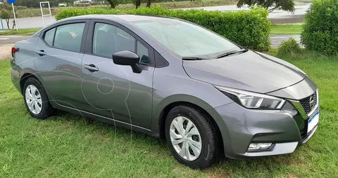 Nissan Versa Sense usado (2023) color Gris Oscuro precio $21.800.000
