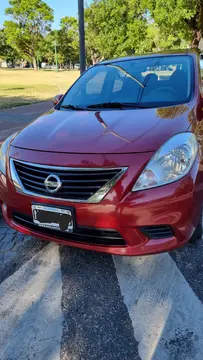 Nissan Versa Visia usado (2014) color Rojo Tinto precio $10.800.000