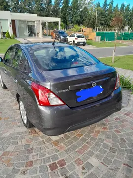 Nissan Versa Sense Aut usado (2018) color Gris Oscuro precio $14.900.000