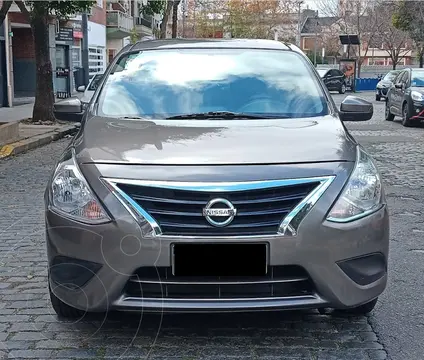 Nissan Versa Sense usado (2018) color Gris precio $14.000.000