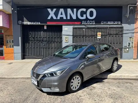 Nissan Versa Sense usado (2022) color Gris precio $22.000.000