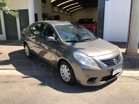 Nissan Versa Visia usado (2013) color Gris precio $10.900.000