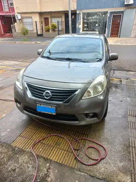 Nissan Versa Exclusive Aut usado (2015) color Gris precio $1.490.000
