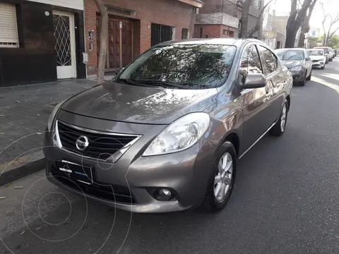 Nissan Versa Exclusive Aut usado (2014) color Gris Oscuro precio u$s9.300