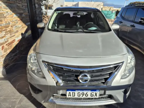 Nissan Versa Sense Aut usado (2018) color Gris precio $17.000.000