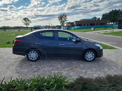 Nissan Versa Sense Aut usado (2018) color Gris Oscuro precio $13.000.000