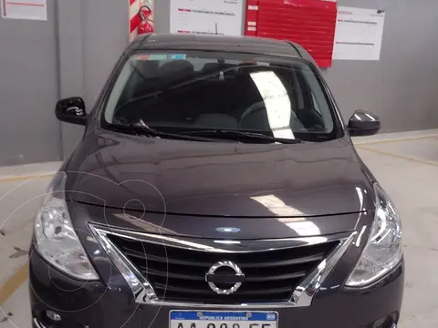 Nissan Versa Sense usado (2017) color Gris Oscuro precio $14.500.000