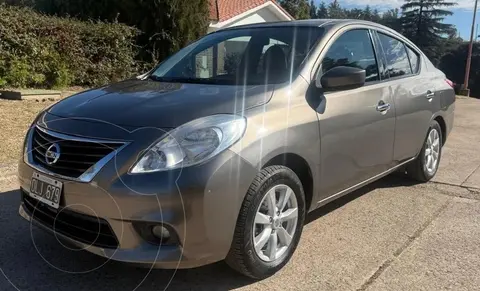 Nissan Versa Exclusive Aut usado (2015) color Plata precio $13.500.000