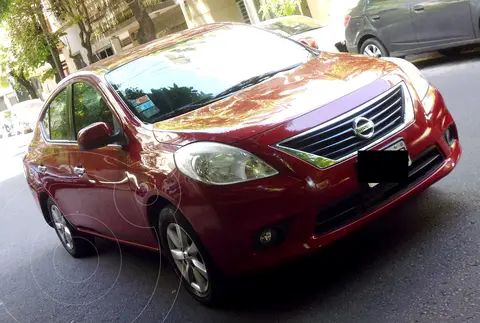 Nissan Versa Acenta usado (2014) color Rojo precio $4.500.000