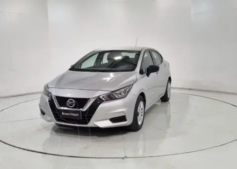 Nissan Versa 1.6L Sense usado (2023) color Gris Plata  financiado en cuotas(pie $2.000.000)