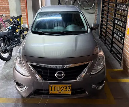 Nissan Versa Sense Aut usado (2016) color Gris precio $42.500.000