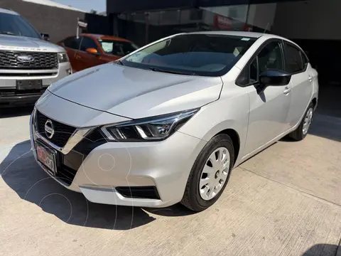 Nissan Versa Sense usado (2022) color plateado financiado en mensualidades(enganche $70,850 mensualidades desde $5,418)