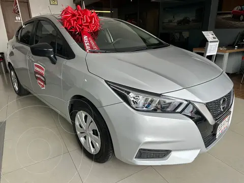 foto Nissan Versa Sense Aut usado (2022) color plateado precio $289,800