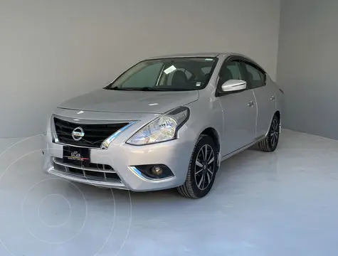 Nissan Versa Exclusive Aut usado (2019) color plateado precio $219,000