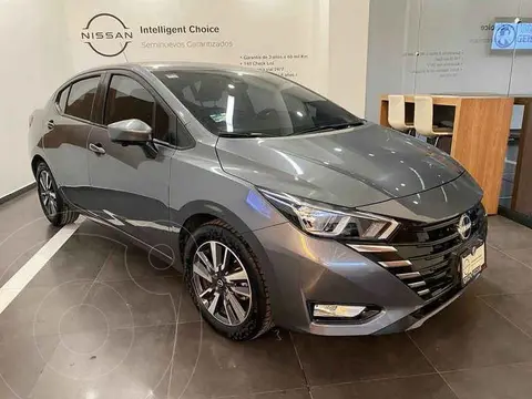 Nissan Versa Advance Aut usado (2023) color Gris financiado en mensualidades(enganche $77,000 mensualidades desde $7,596)