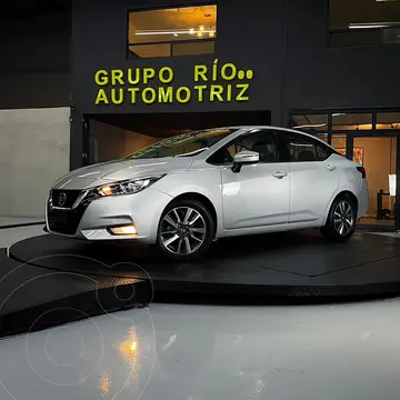 Nissan Versa Advance usado (2021) color plateado precio $245,000