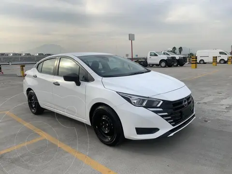 Nissan Versa Sense Aut usado (2023) color Blanco financiado en mensualidades(enganche $67,100 mensualidades desde $6,598)
