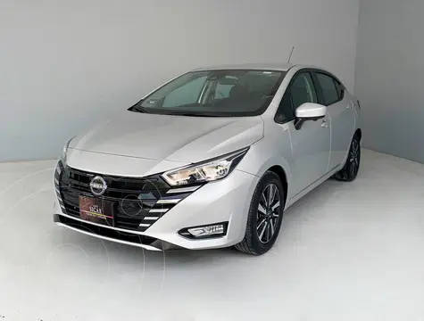 Nissan Versa Advance usado (2024) color plateado precio $299,000