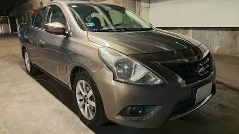 Nissan Versa Advance usado (2015) color marron claro precio $175,000