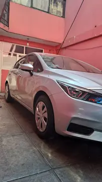 Nissan Versa Sense usado (2021) color Plata precio $199,999