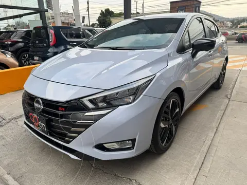 Nissan Versa SR usado (2024) color Gris financiado en mensualidades(enganche $98,100 mensualidades desde $7,502)