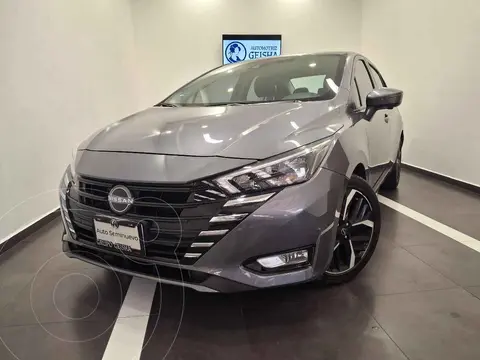 Nissan Versa Exclusive Aut usado (2024) color Gris precio $415,000