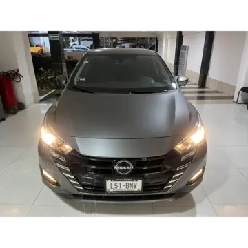 Nissan Versa Advance usado (2024) color Gris Oscuro precio $275,000