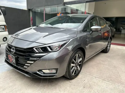 Nissan Versa Advance usado (2025) color Gris financiado en mensualidades(enganche $109,000 mensualidades desde $8,335)