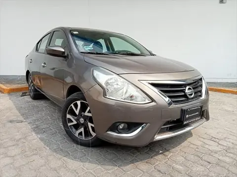 Nissan Versa Exclusive NAVI Aut usado (2015) color caf precio $158,000