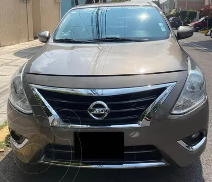 Nissan Versa Exclusive NAVI Aut usado (2017) color Gris precio $155,000