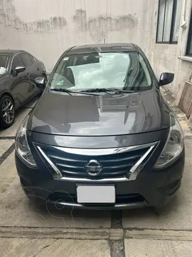 Nissan Versa Sense usado (2018) color Gris precio $160,000