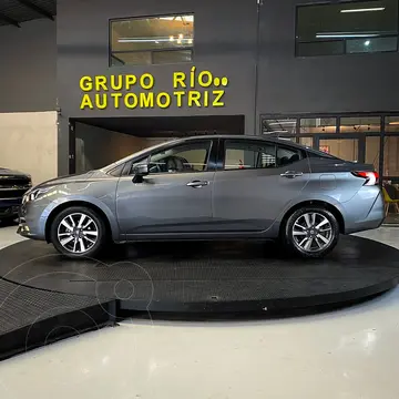 Nissan Versa Advance usado (2021) color Gris Oscuro precio $249,800