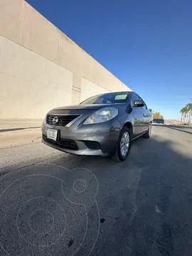 Nissan Versa Sense usado (2014) color Gris precio $100,000