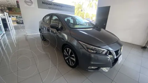 Nissan Versa Exclusive NAVI Aut usado (2020) color Gris precio $345,000