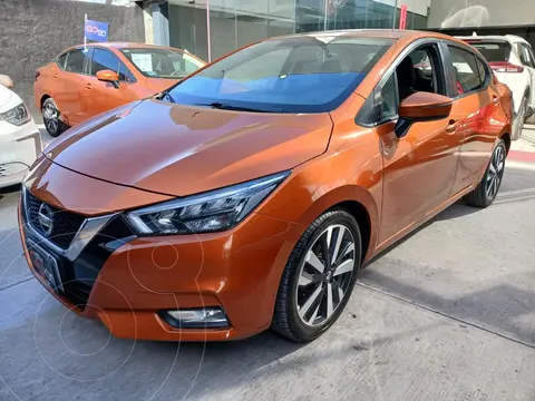 Nissan Versa Exclusive Aut usado (2022) color Naranja financiado en mensualidades(enganche $85,838 mensualidades desde $6,564)