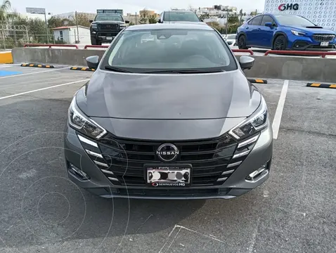 Nissan Versa Advance usado (2023) color Gris Oscuro precio $300,000
