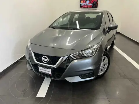 Nissan Versa Sense usado (2020) color Gris financiado en mensualidades(enganche $50,600 mensualidades desde $4,992)