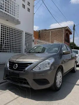 Nissan Versa Sense usado (2015) color Gris Oscuro precio $148,000