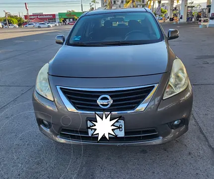 Nissan Versa Advance Aut usado (2014) color Gris precio $125,000