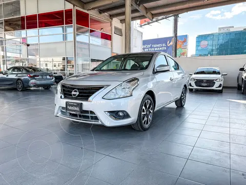 Nissan Versa Advance Aut usado (2019) color plateado precio $189,000