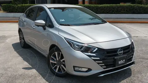 Nissan Versa Advance Aut usado (2024) color plateado precio $345,200
