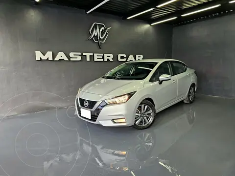 Nissan Versa Advance usado (2020) color plateado precio $259,000