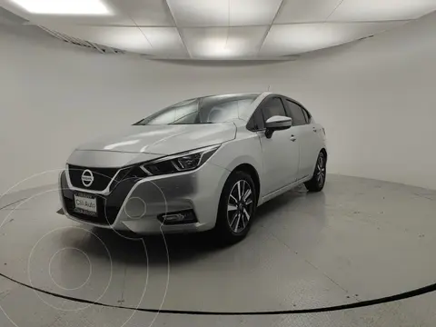 Nissan Versa Advance usado (2020) color plateado precio $260,000