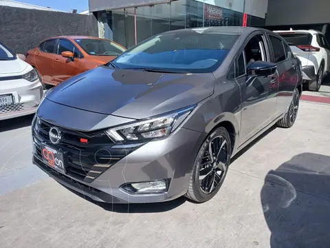 Nissan Versa SR usado (2024) color Gris precio $380,000