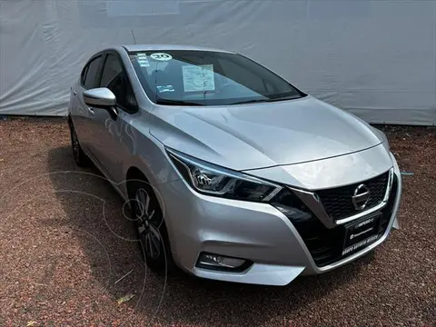 Nissan Versa Advance usado (2020) color plateado precio $239,000