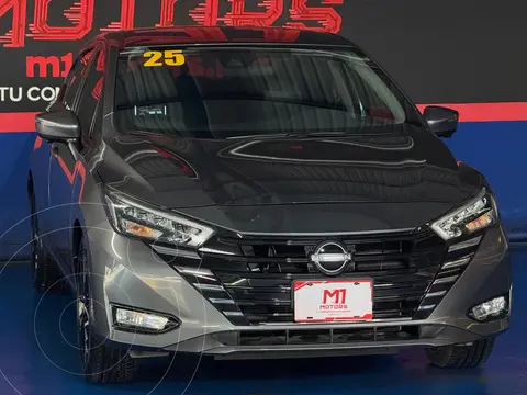 Nissan Versa Exclusive Aut usado (2025) color Gris financiado en mensualidades(enganche $69,980)