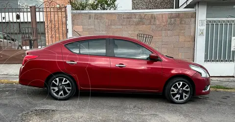 Nissan Versa Exclusive NAVI Aut usado (2015) color Rojo precio $189,500