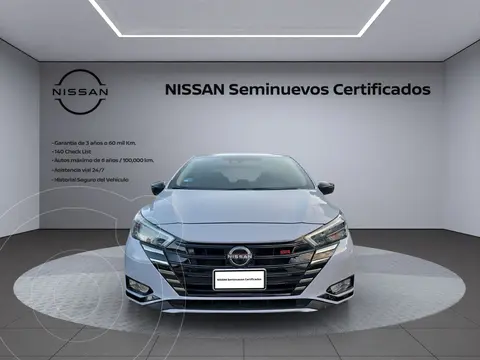 Nissan Versa SR usado (2023) color plateado financiado en mensualidades(enganche $112,661 mensualidades desde $5,376)